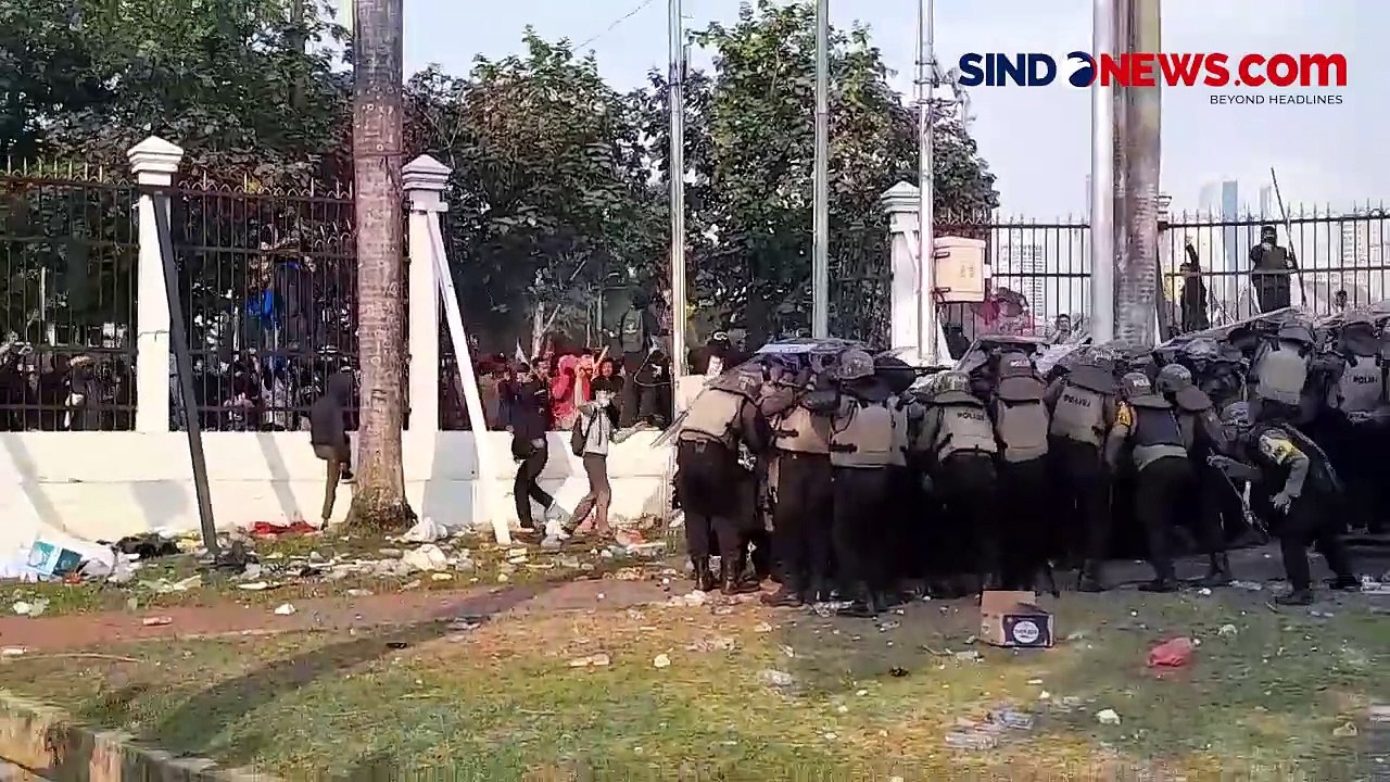 Situasi Memanas, Polisi Tembakkan Water Canon dan Gas Air Mata ke Massa Aksi