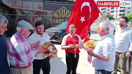 Dünya şampiyonu Şaziye'ye coşkulu karşılama
