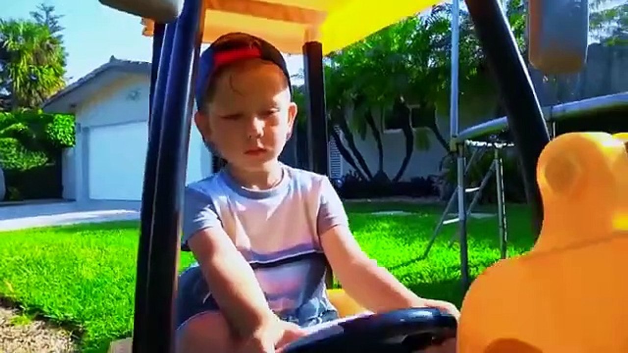 Сеня и МИЛЛИОН Цветных Шариков!  ! SATISFYING VIDEO FOR KIDS