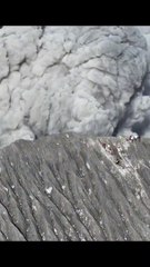 Ils grimpent sur un volcan qui entre en éruption quand ils arrivent