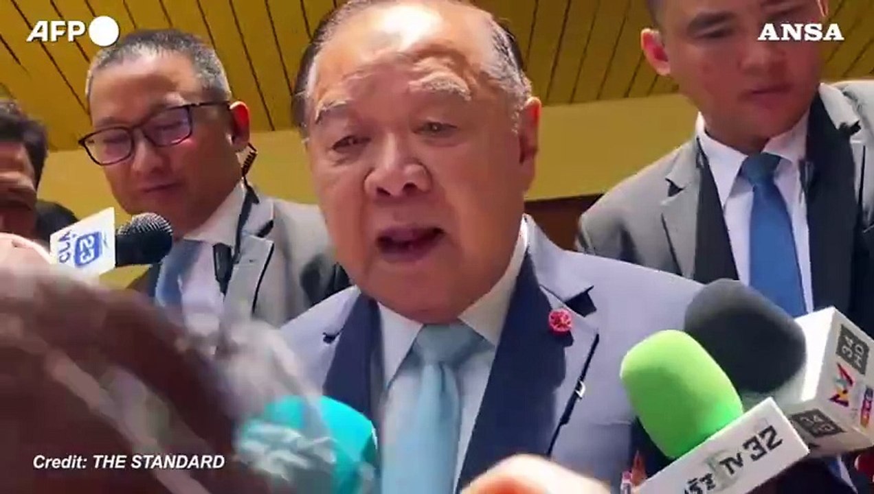 Thailandia, ex capo dell'esercito schiaffeggia una giornalista