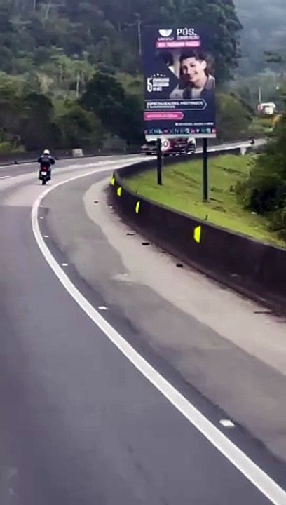 Caminhoneiros travam "guerra" na BR-101 em SC e colocam motoristas em risco