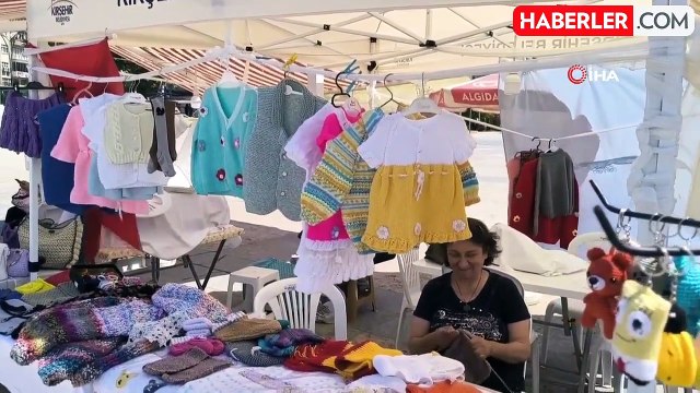 Yaşıtları evde otururken o kışın ördüklerini yazın satıyor, gençlere de örnek oluyor