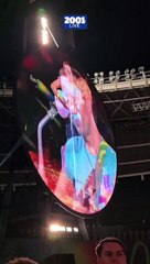 Chris Martin sorprende al cantar ‘Love Story’ de Taylor Swift en Viena