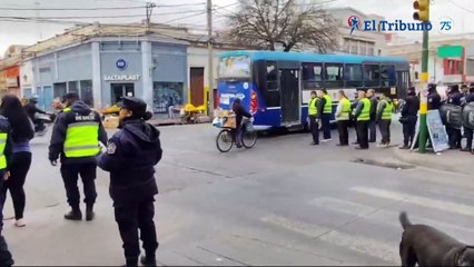 Tras el grave enfrentamiento entre fruteros, levantaron los carros del calle Ituzaingó