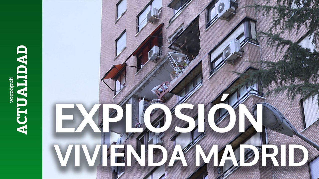 Bomberos trabajan en el edificio donde han sido rescatadas dos mujeres tras una explosión en Fuencarral - El Pardo (Madrid)