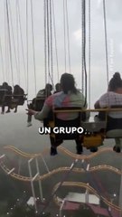 Visitantes de Six Flags quedaron suspendidos a más de 70 metros del suelo En Six Flags, en Ciudad de México, un grupo de personas quedó atrapado en la atracción ‘Supergirl’ a más de 70 metros de altura.