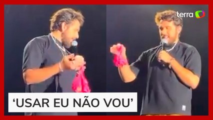 Gustavo Mioto chama atenção de fã ao ganhar peça íntima em show