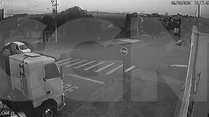 Câmera flagra bitrem desgovernado atingindo caminhão