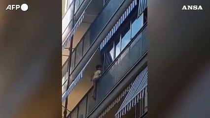 Alicante, operaio salva un bambino che stava per cadere da un balcone
