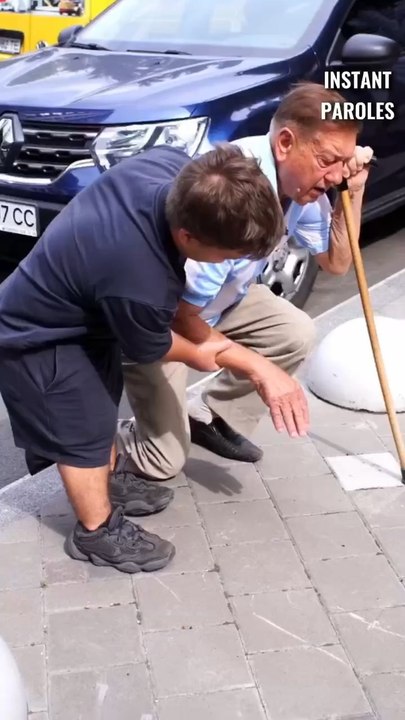 Cet homme perd son portefeuille en aidant un homme âgé puis reçoit un geste précieux du coiffeur