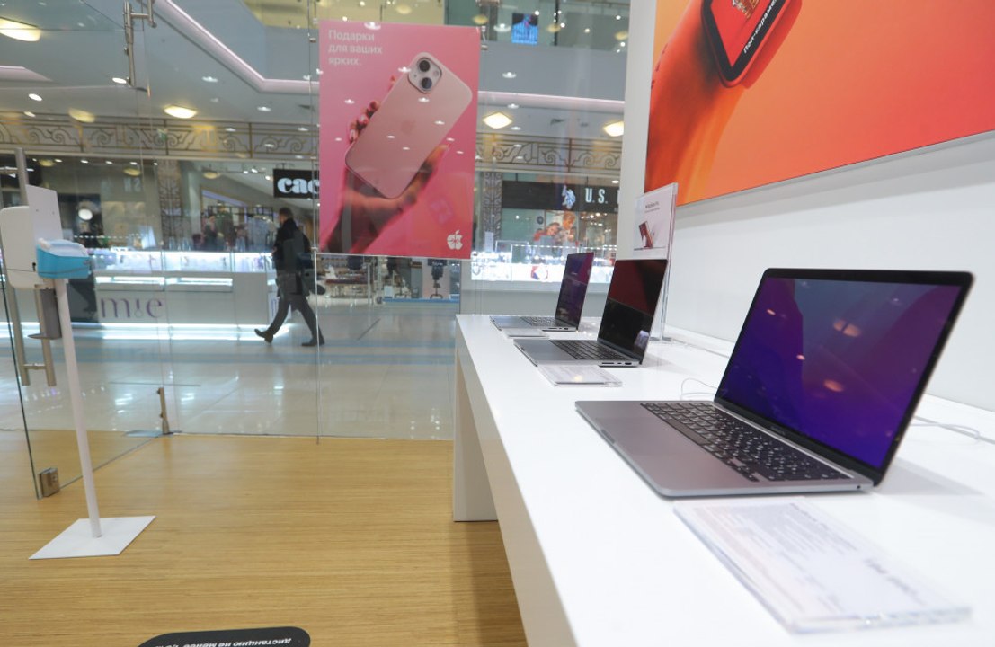 Apple delays all-screen MacBook foldable: 'Technical difficulties'