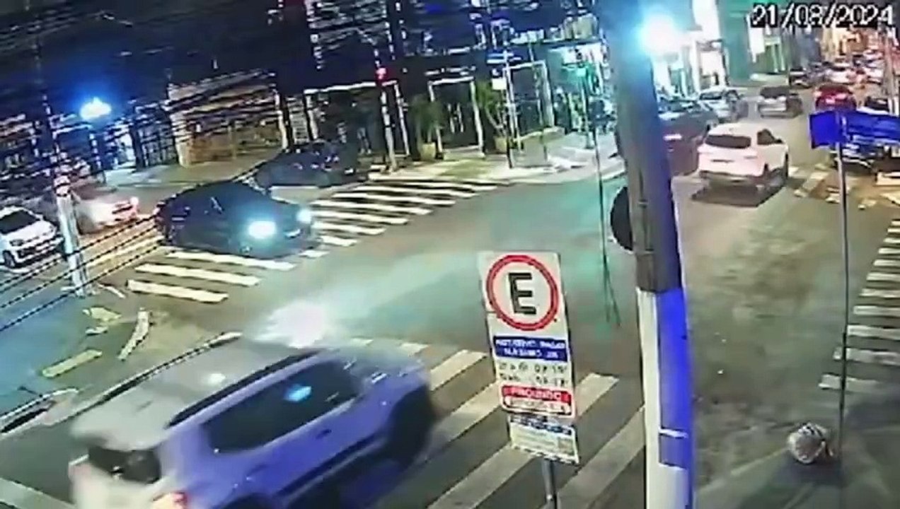 Motorista fura sinal e foge sem prestar socorro após acidente com motociclista