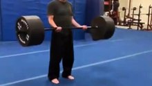 Chuck Norris si allena sollevando un bilanciere con 250 kg.