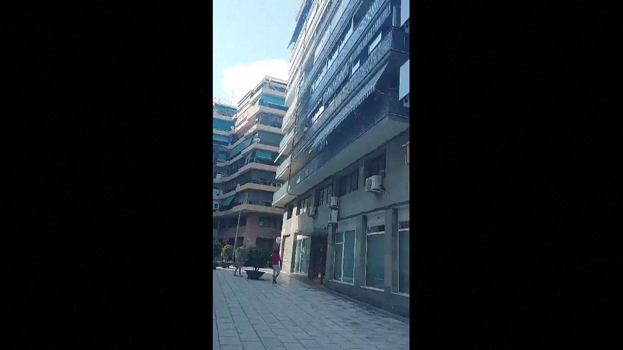 Augenzeugenvideo: Mann rettet kleines Kind vom Balkon