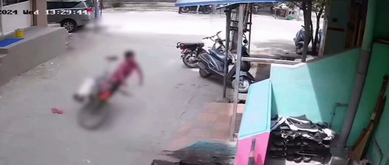 Bimbi prendono la scossa da un cavo elettrico pendente