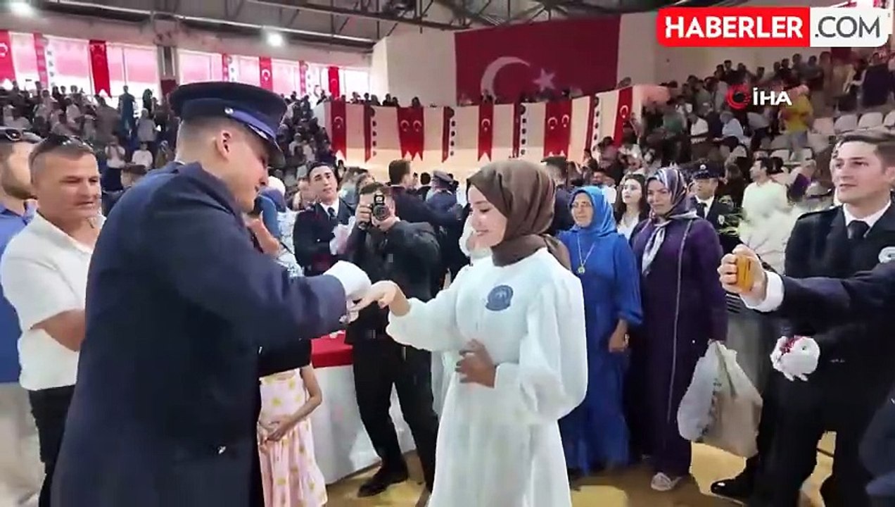 Mezun olan polis tören sonrası sevgilisine evlenme teklifi etti
