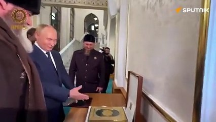 Putin yıllar sonra Çeçenistan'da: Kur'an-ı Kerim öptü
