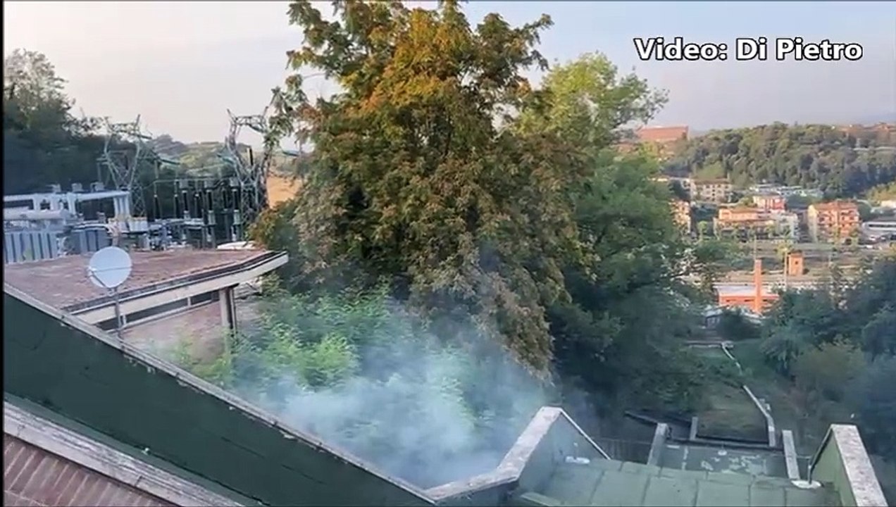 Incendio alla risalita dell'Antiporto, vigili del fuoco in azione