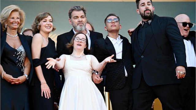 Tu me fais coucou ? : Pour promouvoir les Jeux paralympiques, Artus s'amuse d'un athlète paralysé du bras