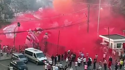 Veja como foi a chegada do ônibus da delegação do São Paulo ao Morumbi