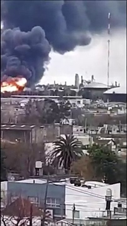 Impactante incendio de una refinería de YPF en Ensenada - Vídeo Dailymotion