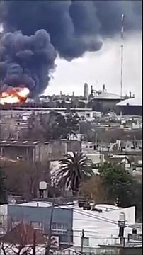 Impactante incendio de una refinería de YPF en Ensenada