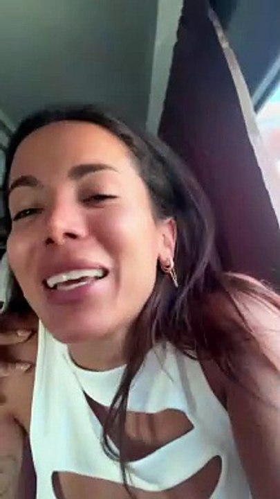 Perrengue chique! Anitta se revolta por ter que escolher móveis e decoração da casa nova