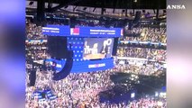 Chicago, l'abbraccio tra Harris e Biden sul palco della convention