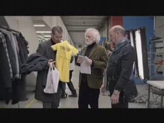 Kjell Bergqvist i gul klänning