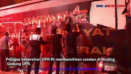 Petugas Kebersihan DPR Berbondong-bondong Hapus Coretan Kritik Pendemo