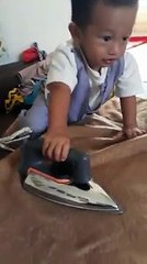 Dede In Hau setrika baju