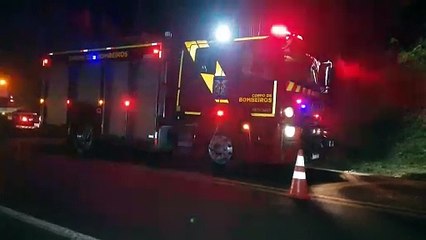 Veículo Palio capota na PR-180 e motorista precisa ser resgatado