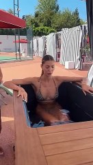 Tescilli güzel Şevval Şahin de buz dolu küvet modasına uydu