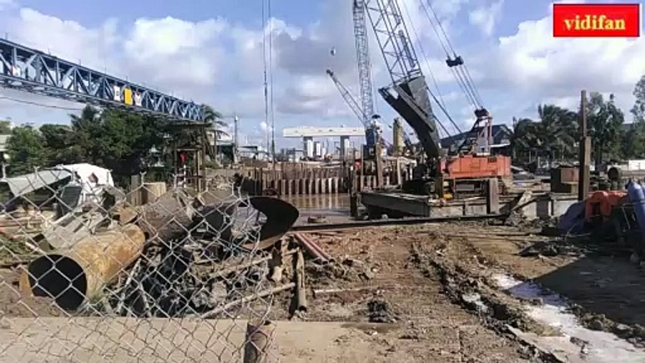 crane is digging the soil - La grúa está paleando tierra. -الرافعة تجرف التربة -  क्रेन मिट्टी हटा रही है - クレーンが土をかき集めています - La grue pellete la terre