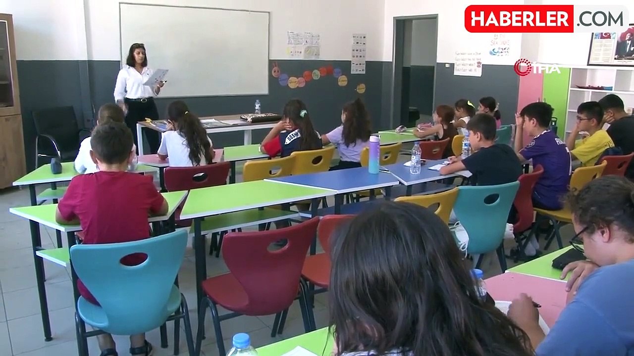 Leman öğretmen çocuklarla, çocuklar da Leman öğretmenle hayata tutundu
