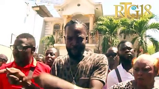 Kontraktyèl Ministè Enteryè yo òganize yon mouvman devan Imigrasyon pou reklame plizyè mwa travay.