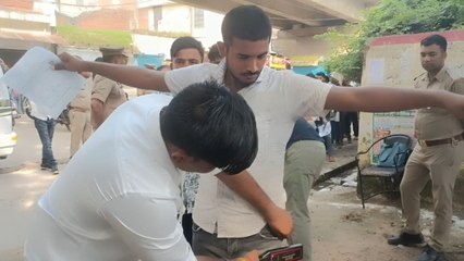 यूपी पुलिस भर्ती परीक्षा: बालों से लेकर नाखून तक की हो रही चेकिंग, देखें वीडियो में