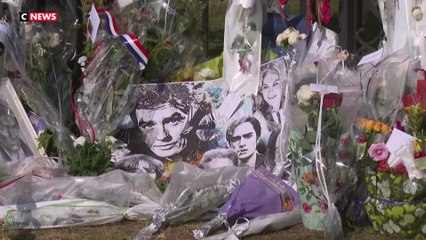 Derniers hommages des fans à Alain Delon