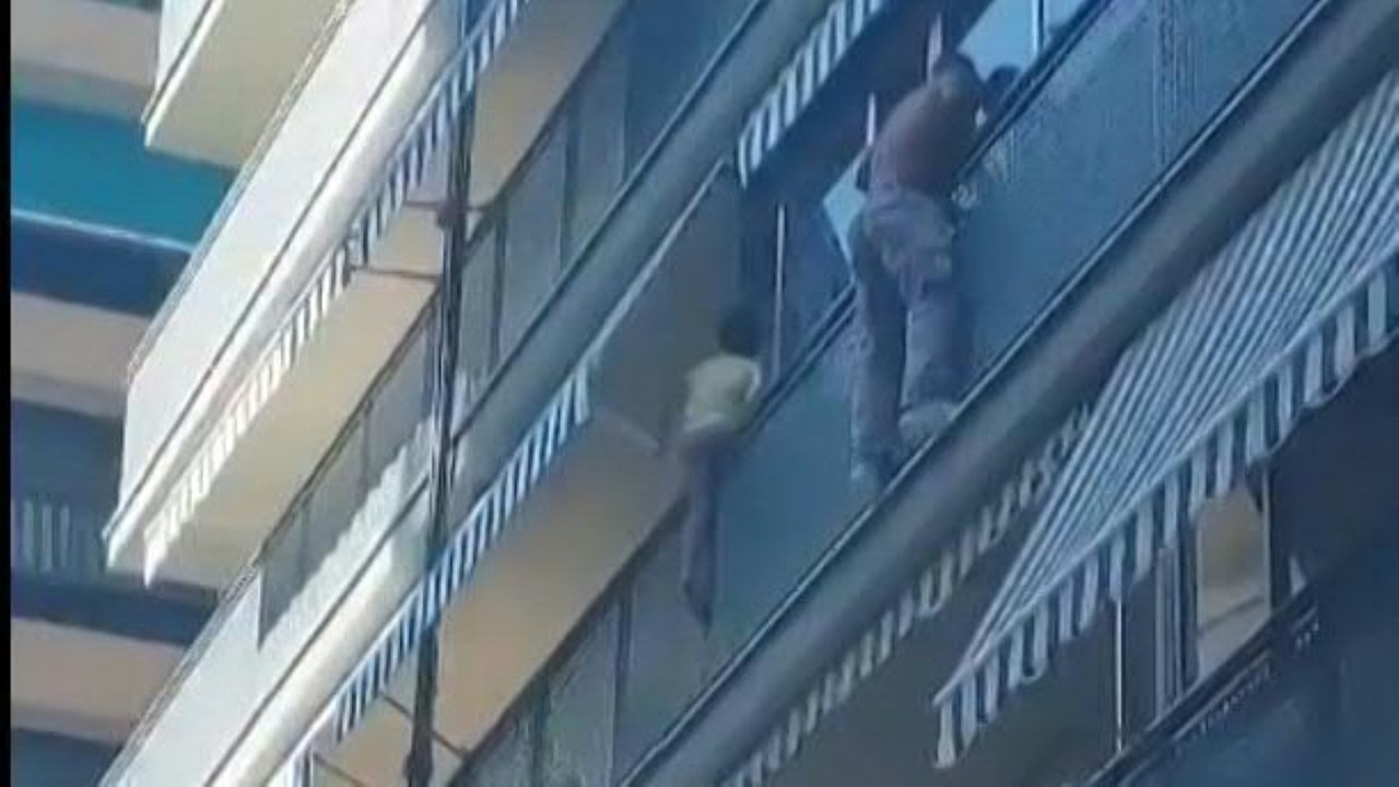 Mann rettet Bub vor Balkon-Absturz