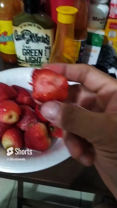 Comiendo fresas de san quintin baja california en la noche estan congeladas y falta la crema dulce