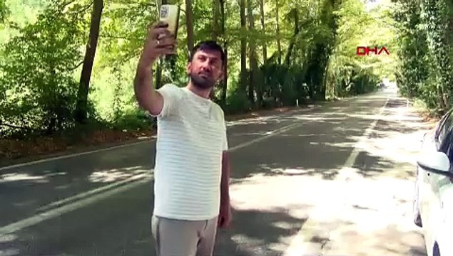 Bu yoldan geçen telefona sarılıyor