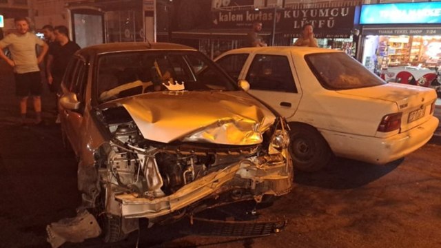 Park halindeki 4 araca çarptı, yaralı arkadaşını bırakıp kaçtı