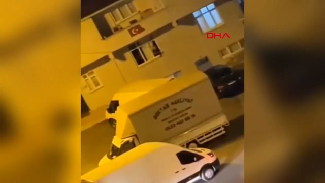 Esenler'de evini taşlayanlara ateş açtı