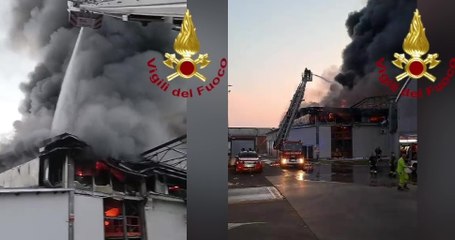 Incendio nel capannone di un'azienda di lavorazione rifiuti plastici (23.08.24)