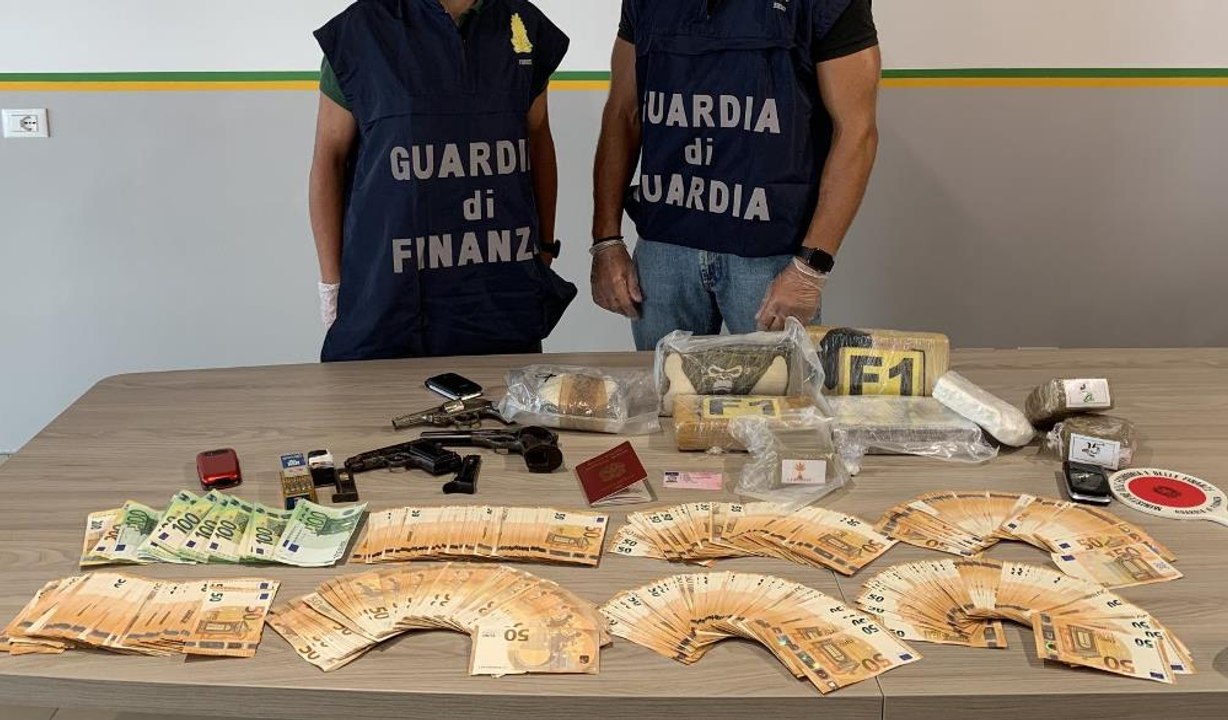 Laboratorio per taglio e confezionamento cocaina destinata alla movida: blitz dei finanzieri (23.08.24)