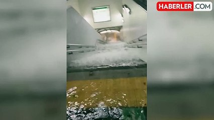 Tokyo'da şiddetli yağmurlardan dolayı metro istasyonlarını su bastı