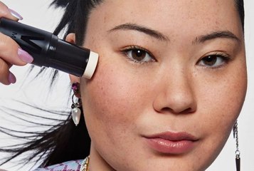 Adieu, peau luisante : on adore ce stick qui matifie les brillances, même par-dessus le maquillage