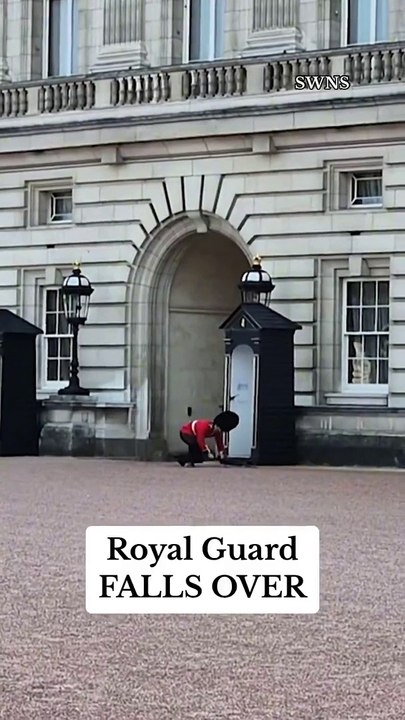 Un garde du palais de Buckingham fait une chute mémorable mais reste imperturbable !
