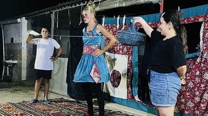 Çanakkale'de misafir edilen Belçikalı çift, köylülere sokak tiyatrosu sundu